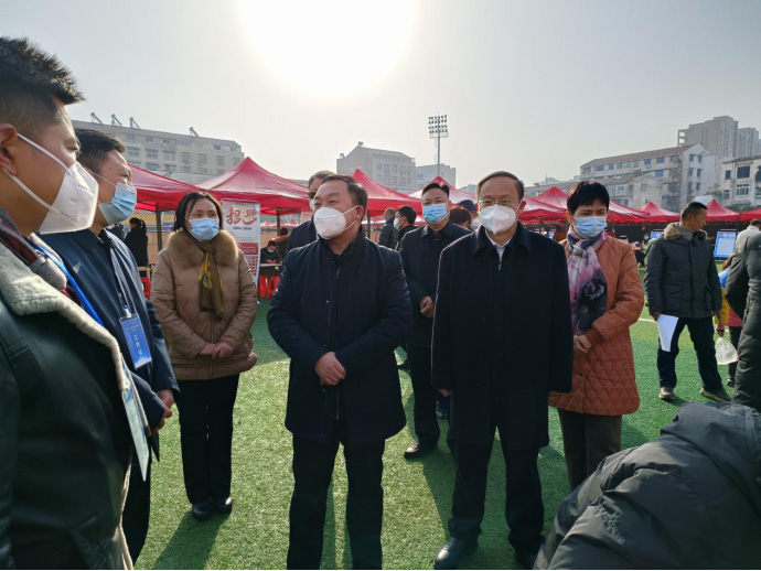 广水市2023年春风行动暨就业援助月专场招聘会在东岳广场举行
